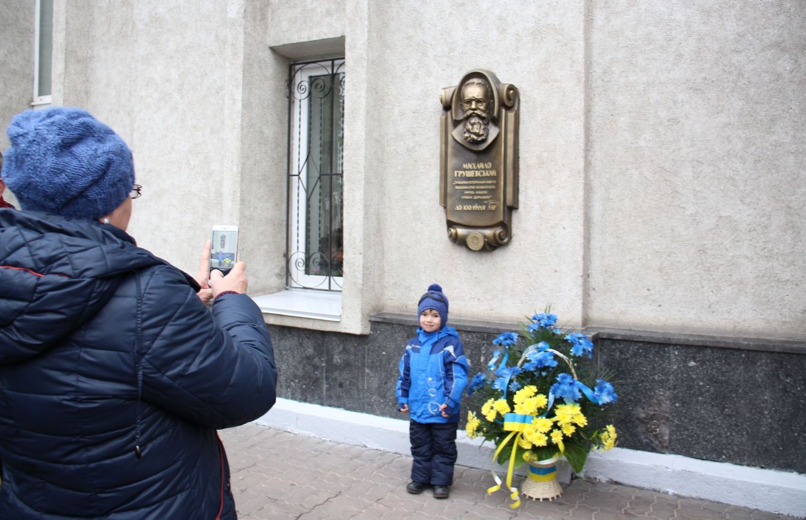 На фасаді залізничного вокзалу встановлено меморіальну дошку Михайлу Грушевському — фото 2