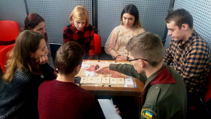 Турнір з настільної гри "Українська революція" між командами учнівської молоді — фото 4