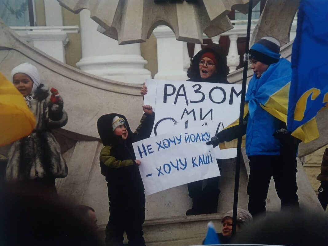 Ретроспективна фотовиставка «Як вистояв Майдан» в МІМХ — фото 1