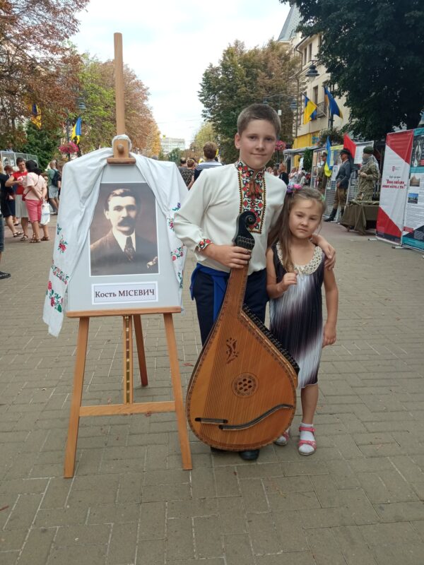 Кость Місевич. Історія друга стріт-арт-проєкту «Вони любили наше місто, а ти?» — фото 1