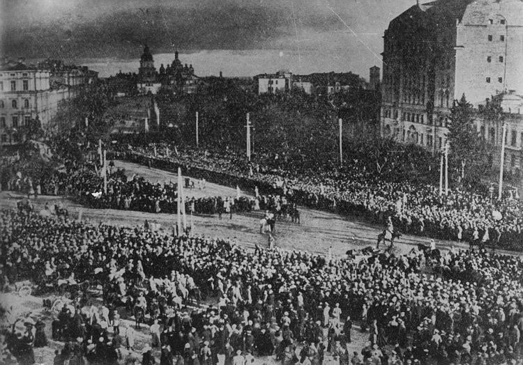 «ЖИВИЙ ЛАНЦЮГ» СОБОРНОСТІ ВІД ІВАНО-ФРАНКІВСЬКА ДО КИЄВА ПРОСТЯГАВСЯ НА 700 КІЛОМЕТРІВ — фото 1